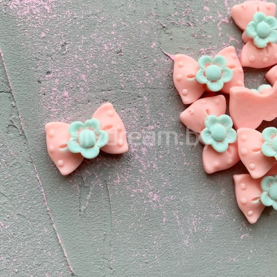 Кабошон матовый "Бант с цветочком", розовый Кабошон матовый "Бант с цветочком", розовый