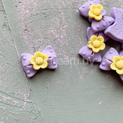 Кабошон матовый "Бант с цветочком", сиреневый Кабошон матовый "Бант с цветочком", сиреневый